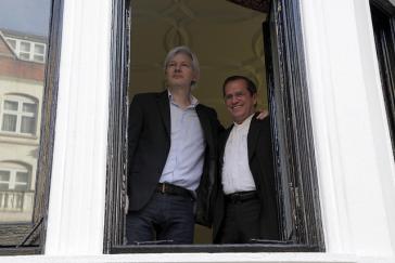 Julian Assange (li.) mit dem ehemaligen ecuadorianischen Außenminister von Ecuador, Ricardo Patiño im Jahr 2013. Inzwischen hat sich das politische Blatt in Ecuador gewendet
