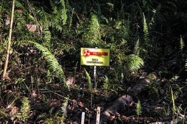 Warnschild im kontaminierten Gebiet in Ecuador