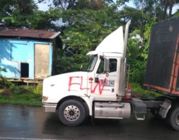 Protestaktion: Dieser LKW blockiert eine Straße zwischen Cali und Buenaventura in Kolumbien Protestaktion: Dieser LKW blockiert eine Straße zwischen Cali und Buenaventura in Kolumbien