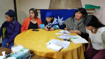 Gegen die Machi Linconao (Bildmitte) wird trotz bereits erfolgter Freisprüche weiter ermittelt. Rechts neben ihr Emilia Nuyado, die erste Mapuche-Abgeordnete in Chile Gegen die Machi Linconao (Bildmitte) wird trotz bereits erfolgter Freisprüche weiter ermittelt. Rechts neben ihr Emilia Nuyado, die erste Mapuche-Abgeordnete in Chile