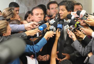 Die Presse geht auf den linken Kandidaten Fernando Haddad im Kampf gegen den rechtsextremen Jair Bolsonaro zu