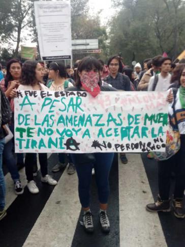 "#Es war der Staat. Trotz Morddrohungen werde ich die Tyrannei nicht akzeptieren. Ich verzeihe nicht. Ich vergesse nicht!". Studentin bei der Demonstration am 13. September 2018 in Mexiko-Stadt