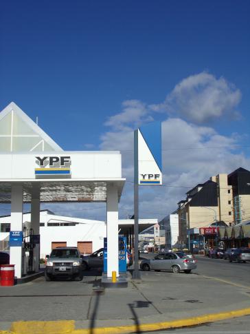 Eine Tankstelle des staatlichen Ökonzerns YPF in Ushuaia