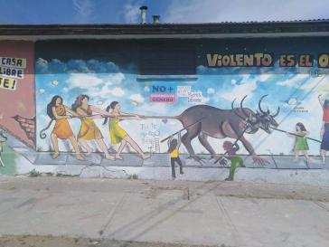 Wandbild für Frauenrechte in Chile - auch hier haben rechte Aktivisten die Losung "No+Ideología de Género" angebracht