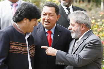 Venezuelas Präsident Hugo Chávez (Bildmitte) beim Unasur-Gipfel im Jahr 2009 mit seinen Amtskollegen Evo Morales (Bolivien) und Lula da Silva (Brasilien)
