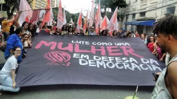 Bei der Auftaktdemonstration des 14. WSF in Brasilien: "Kämpfen wie eine Frau in Verteidigung der Demokratie"