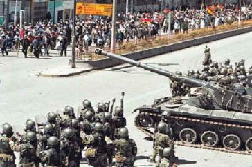 Ein Bild aus dem Jahr 2003: Militär gegen Demonstranten bei der Unterdrückung sozialer Unruhen während des Gaskrieges in Bolivien