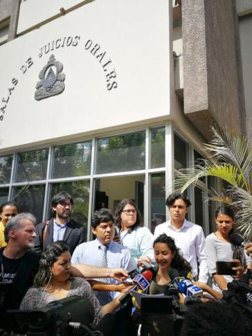 Bertha Zúniga Cáceres verlas nach der Suspendierung der Anhörung vor dem Gerichtsgebäude eine Presseerklärung der Familie