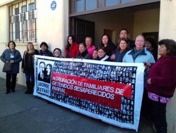 Verschwundenenverbände demonstrieren Im Jahr 2017 vor dem "Haus von Parral", das die Colonia Dignidad dem chilenischen Geheimdienst DINA zur Verfügung stellte.