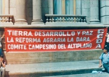Protestaktion des Bauernkomittees von Altiplano in Guatemala: "Land Entwicklung und Frieden - Die Landreform wird sie bringen"