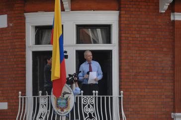 Julian Assange im Fenster der Botschaft von Ecuador im Jahr 2012