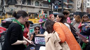 Straßenstand in Buenos Aires, Argentinien, zur Unterstützung beim kollektiven Kirchenaustritt