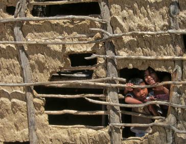 Indigene Kinder in La Guajira in Kolumbien sterben an Hunger. In dem Departamento ist der größte Steinkohletagebau Lateinamerikas Indigene Kinder in La Guajira in Kolumbien sterben an Hunger. In dem Departamento ist der größte Steinkohletagebau Lateinamerikas