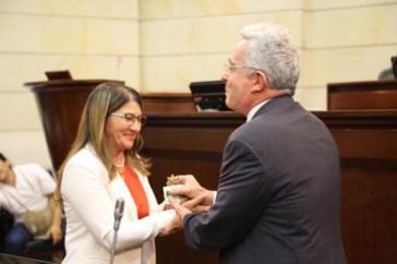 Die Farc-Senatorin Griselda Lobo alias Sandra Ramírez übergibt Ex-Präsident Álvaro Uribe eine Pflanze als Symbol des Friedens