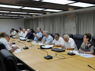 Präsident Díaz-Canel mit Ministern und Experten