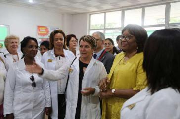 Die Direktorin der Panamerikanischen Gesundheitsorganisation Carissa Etienne (im gelben Kleid) besuchte in Matanzas das Poliklinikum Carlos Verdugo, das mit 23 Familienpraxen und drei Apotheken etwa 26.000 Einwohnern betreut Die Direktorin der Panamerikanischen Gesundheitsorganisation Carissa Etienne (im gelben Kleid) besuchte in Matanzas das Poliklinikum Carlos Verdugo, das mit 23 Familienpraxen und drei Apotheken etwa 26.000 Einwohnern betreut