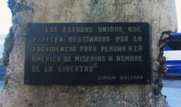 Der kubanische Gedenkstein vor der US-Botschaft in Havanna zitiert Simón Bolívar: "Die USA scheinen dazu bestimmt, Amerika im Namen der Freiheit ins Elend zu stürzen."