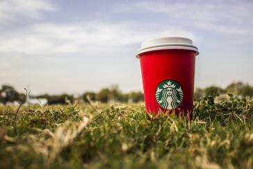 Der Kaffeegigant Starbucks bestreitet, jemals Kaffee von einer Plantage bezogen zu haben, auf der Menschen ausgebeutet wurden. Dabei ist die Plantage seit zwei Jahren von Starbucks zertifiziert.