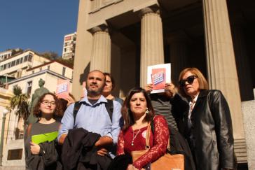 Aktivisten des Opferverbandes Londres 38 in Chile am ersten Prozesstag. Sie fordern "Die volle Wahrheit, die volle Gerechtigkeit"