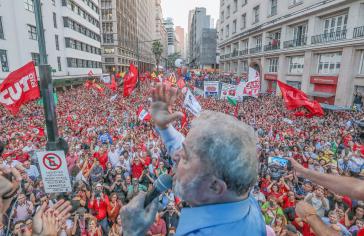 Der Ex-Präsident von Brasilien, Lula da Silva, bei der Kundgebung in Porto Alegre am Vorabend des Urteils