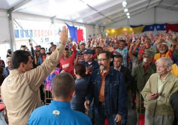 Delegierte des Bauernmarsches und Präsident Nicolás Maduro am Donnerstag im Miraflores