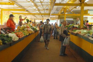 Auf den freien Bauernmärkten in Kuba sind "ungefähre" Gewichtsangaben keine Seltenheit