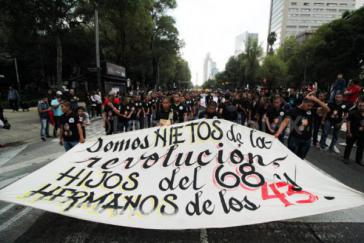 Demonstranten brachten den Fall von Tlatelolco mit dem der 43 mutmaßlich ermordeten Studenten in Verbindung