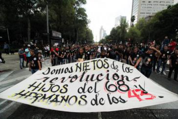 Demonstranten brachten den Fall von Tlatelolco mit dem der 43 mutmaßlich ermordeten Studenten in Verbindung Demonstranten brachten den Fall von Tlatelolco mit dem der 43 mutmaßlich ermordeten Studenten in Verbindung