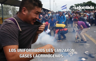 Mit Trängengas ging die mexikanische Polizei an der Grenze gegen die Flüchtlinge aus Honduras vor (Screenshot) Mit Trängengas ging die mexikanische Polizei an der Grenze gegen die Flüchtlinge aus Honduras vor (Screenshot)
