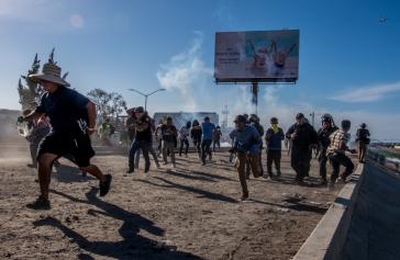 US-Grenzpolizisten drangen auf mexikanisches Gebiet vor und beschossen Migranten mit Tränengas und Gummipatronen