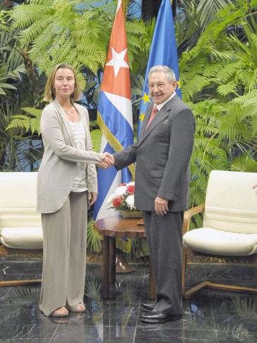 Die EU-Außenbeauftragte Federica Mogherini mit Kubas Präsident Raúl Castro am Freitag in Havanna