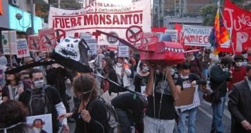 Seit Jahren kämpfen soziale Bewegungen in Argentinien gegen den Einsatz von Gensoja und Glyphosat und fordern, wie hier bei einer Demonstration in Córdoba 2012 "Monsanto raus"