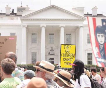 Nicht nur US-Amerikaner, wie hier vor dem Weißen Haus in Washington, protestieren gegen die Migrationspolitik Trumps, sondern auch der bolivianische Präsident Evo Morales