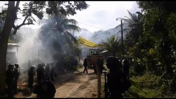 Gewaltsames Vorgehen der Polizei unter Einsatz von Tränengas gegen das friedliche Blockadecamp in Pajuiles, Honduras, am 3. Mai 2018