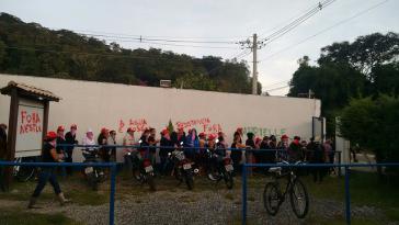 Aktivistinnen von der Landlosenbewegung MST besetzten den Nestlé-Sitz in São Lourenço, Brasilien