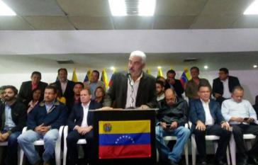 Ángel Oropeza, politischer Koordinator des MUD, gab bei der Pressekonferenz am 21. Februar in Caracas, Venezuela, den Wahlboykott bekannt