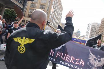 Neonazis der Gruppe Tercera Fuerza bei einer Demonstration in Bogotá, Kolumbien