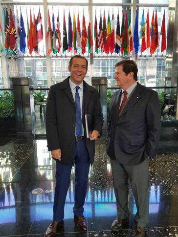 Der Gouverneur von Nequén, Argentinien, Omar Gutierrez (links), traf den argentinischen Botschafter in den USA, Fernando Oris de Roa, um über das das Katastrophenzentrum zu sprechen