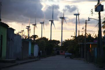 Der französische Konzern Electricité De France (EDF Group) hat auf indigenem Land in Oaxaca, Mexiko, mit dem Bau eines Windparks begonnen. Die indigene Gemeinschaft wehrt sich dagegen Der französische Konzern Electricité De France (EDF Group) hat auf indigenem Land in Oaxaca, Mexiko, mit dem Bau eines Windparks begonnen. Die indigene Gemeinschaft wehrt sich dagegen