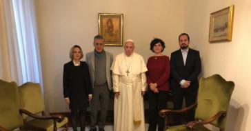 Von links nach rechts: Carol Proner, Chico Buarque, Papst Franziskus, Grazia Tuzi und Roberto Cárles