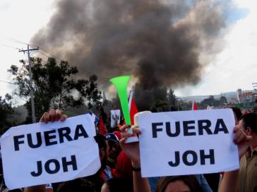 Straßenblockade in einem Stadtteil von Tegucigalpa, der Hauptstadt von Honduras, gegen die Amtseinführung von Juan Orlando Hernández: "JOH raus"