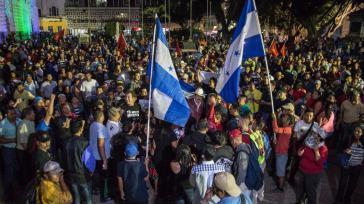 Demonstranten in Honduras - unter ihnen Salvador Nasralla und Manuel Zelaya - forderten am Samstag erneut den Rücktritt von Präsident Hernández