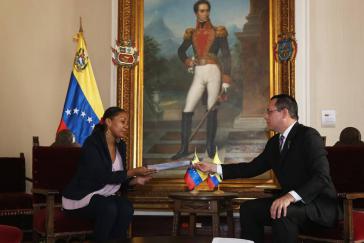 Der Vize-Außenminister von Venezuela für Lateinamerika, Alexander Yánez, und die Geschäftsträgerin der ecuadorianischen Botschaft, Elizabeth Méndez