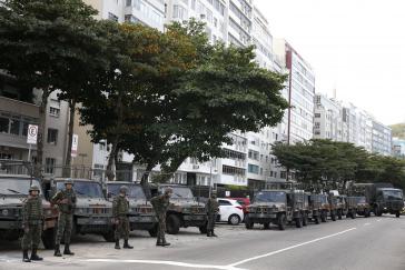 Das brasilianische Militär drang diese Woche in vier Favelas in Rio de Janeiro ein. Hier eine Patrouille in der Nähe des Strands von Leme