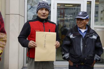 Saúl Luciano Lliuya und sein Vater Julio aus Peru bei der Klageeinreichung vor dem Landgericht Essen am 24. November 2015