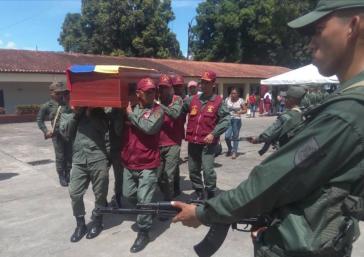Der Sarg einer der vier gefallenen Soldaten der venezolanischen Streitkräfte