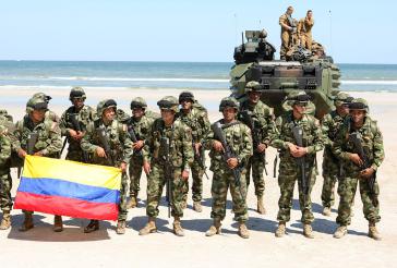 Eine Spezialeinheit der kolumbianischen Streitkräfte am Strand von Mayport, Florida (USA) nach einem gemeinsamen Manöver mit Einheiten des US Marine Corps