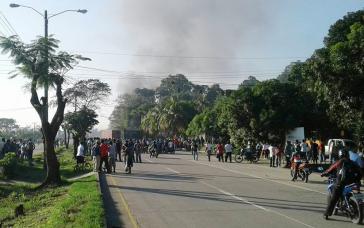 Straßensperre in Choloma, Honduras, am vergangenen Freitag. Protestiende fordern den Rücktritt von Präsident Hernández, dem sie Verfassungsbruch und Wahlbetrug vorwerfen