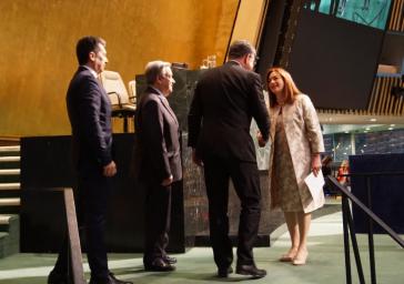 María Fernanda Espinosa aus Ecuador nimmt die Glückwünsche ihres Vorgängers sowie des UN-Generalsekretärs António Guterres (2.v.l.) entgegen