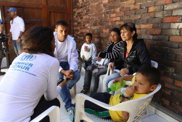 UNHCR-Vertreter im Gespräch mit Vertriebenen in Kolumbien. In dem südamerikanischen Land gibt es 7,4 Millionen Binnenflüchtlinge